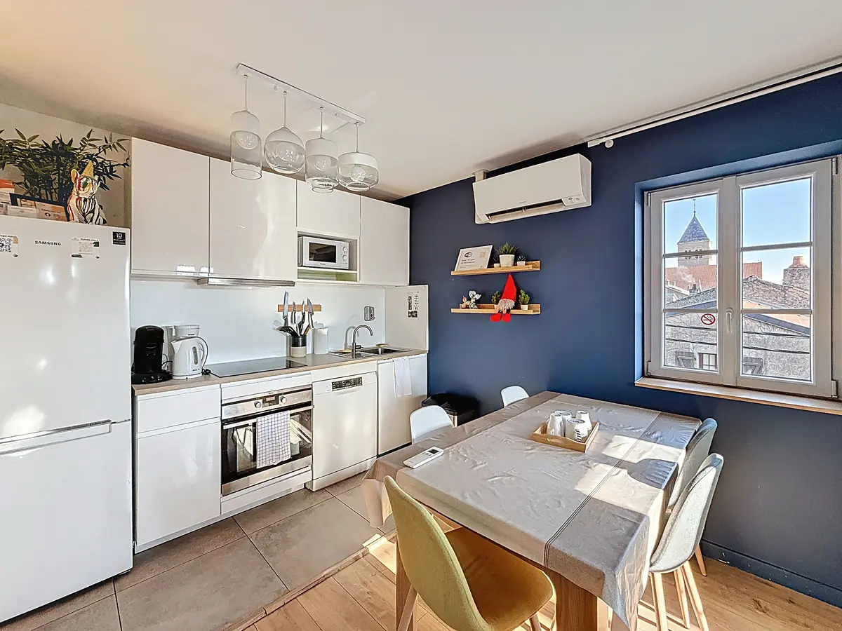 Espace repas lumineux adapté aux séjours professionnels