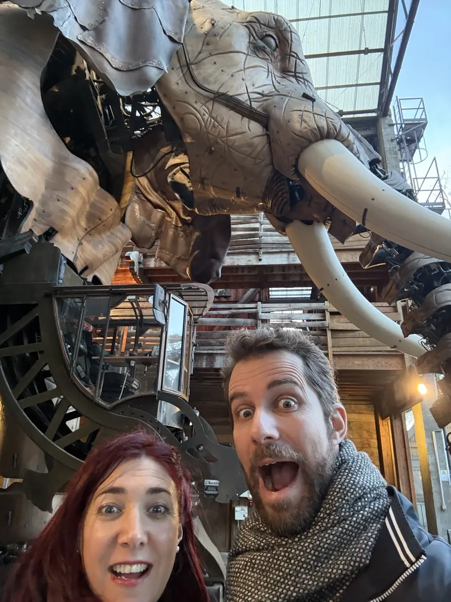 Elisa et Philippe devant l’éléphant des Machines de l’île